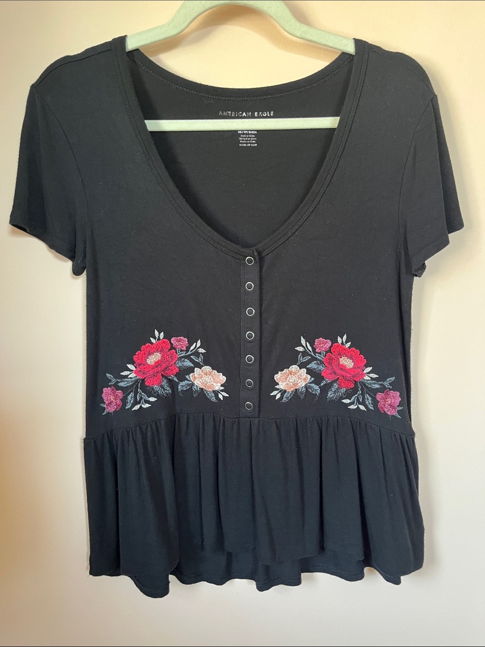 AMERICAN EAGLE Black Floral Embroidery Stretch Knit Peplum Tee XS